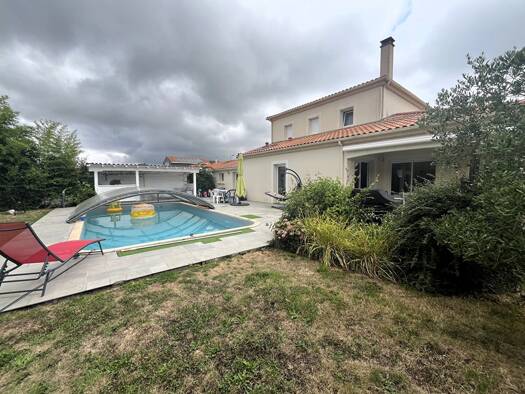 Maison à vendre 414 900 € 6 pièces 4 chambres 184 m² 756 m² de terrain Nord Est Beaupréau-en-Mauges 49600