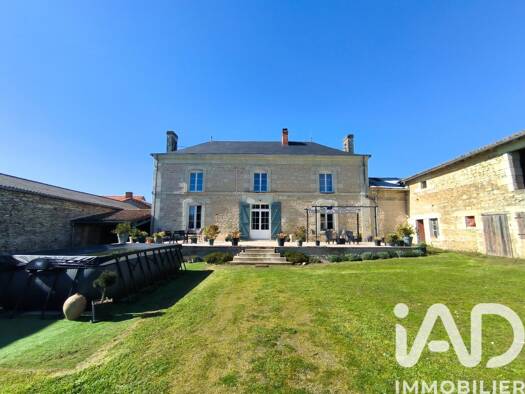 Demeure à vendre 249 000 € 5 pièces 3 chambres 159,6 m² 2 760 m² de terrain Coussay 86110