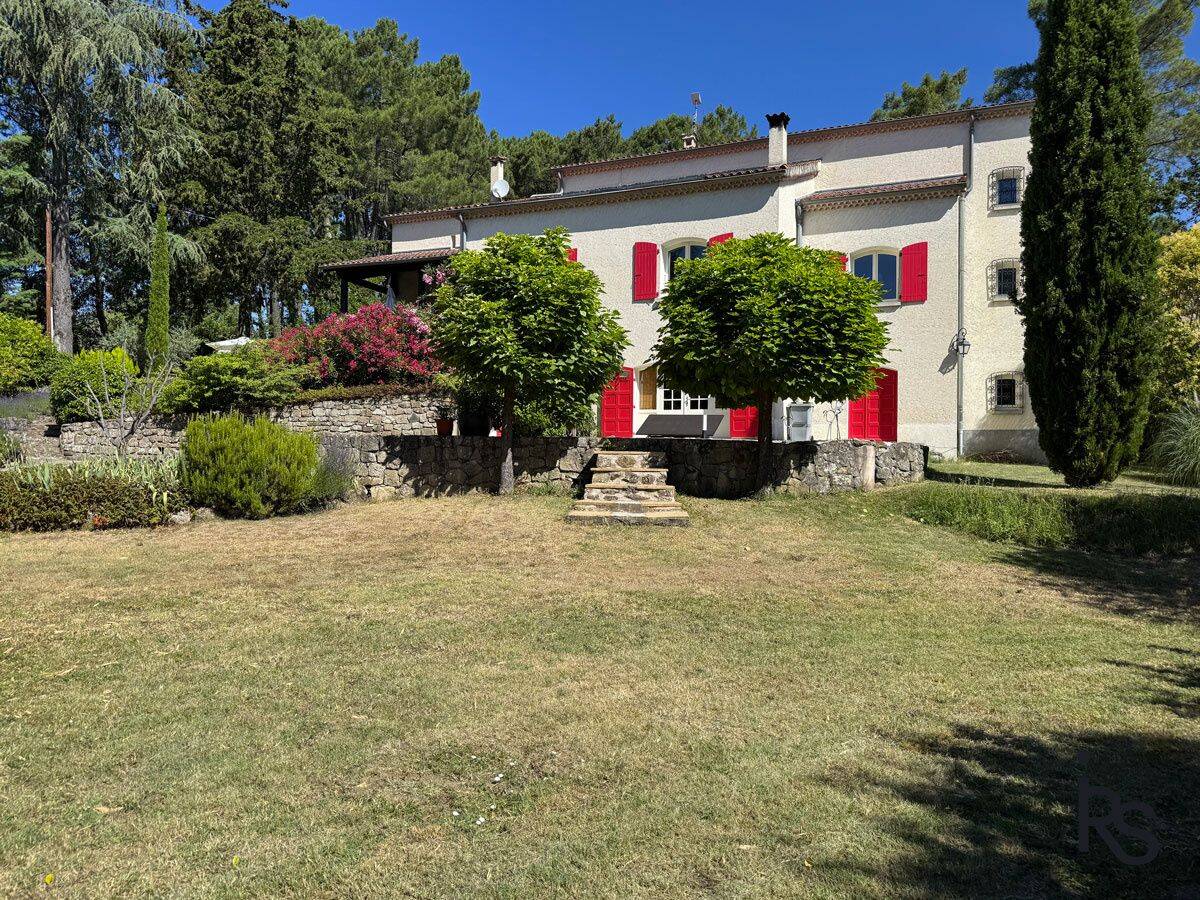 Maison 9 pièces 267 m² · à Chassiers · 267 m² · 499 000 €