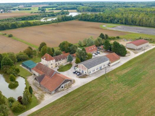 Villa à vendre 2 550 000 € 19 pièces 11 chambres 696,9 m² 801 210 m² de terrain Dijon 21000