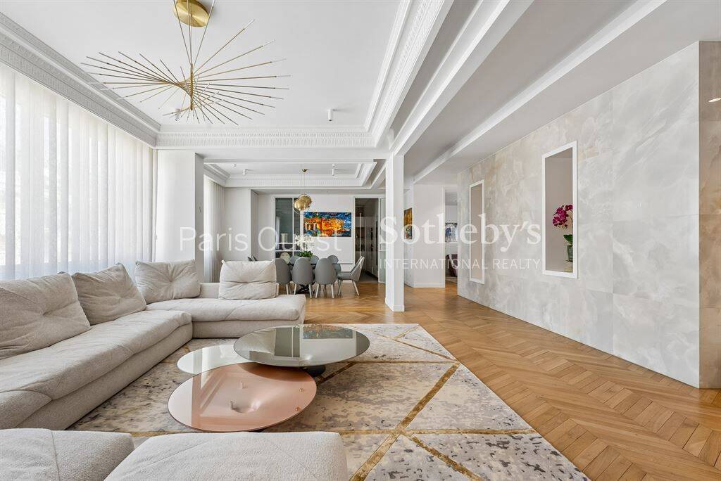Appartement 6 pièces 243 m² · à Neuilly-sur-Seine · 243 m² · 8 900 €