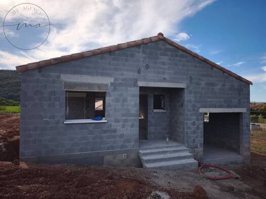 Maison de plain-pied à vendre 134 000 € 4 pièces 3 chambres 120 m² 1 100 m² de terrain Camarès 12360