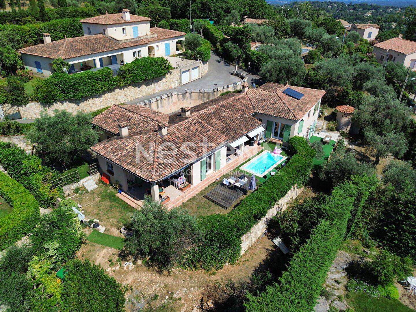 Maison 9 pièces 220 m² · à Châteauneuf-Grasse · 220 m² · 790 000 €