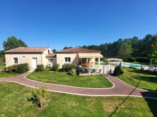 Maison de plain-pied à vendre 292 500 € 7 pièces 5 chambres 205 m² 2 200 m² de terrain Calonges 47430