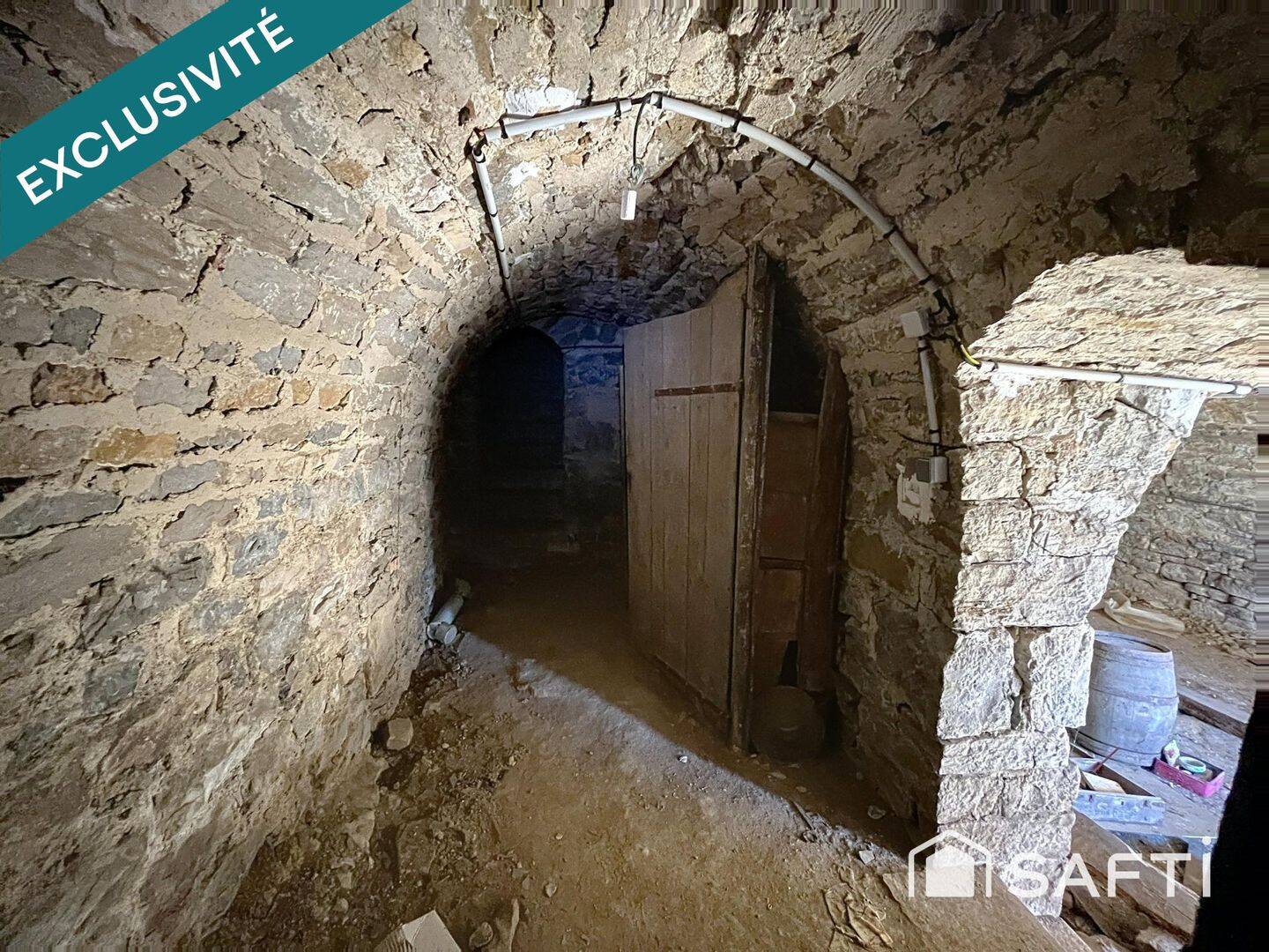 Maison 10 pièces 280 m² · à Saint-Lothain · 280 m² · 80 000 €