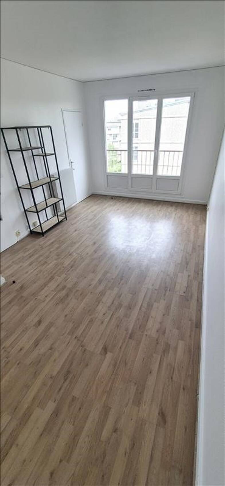 Appartement à louer 723 € 1 pièce 24 m² 5ème étage disponible à partir du 08/05/2025 L'Avenir Stains 93240