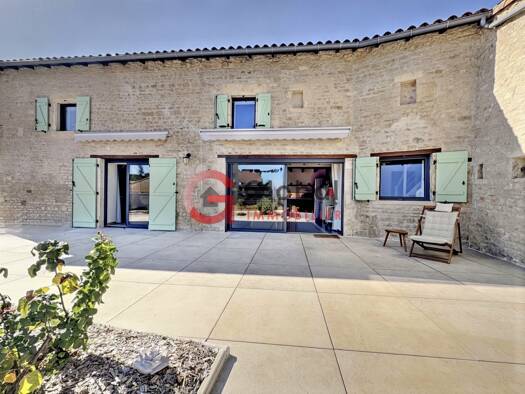 Maison à vendre 329 000 € 8 pièces 4 chambres 258,7 m² 14 140 m² de terrain Coulonges-sur-l'Autize 79160