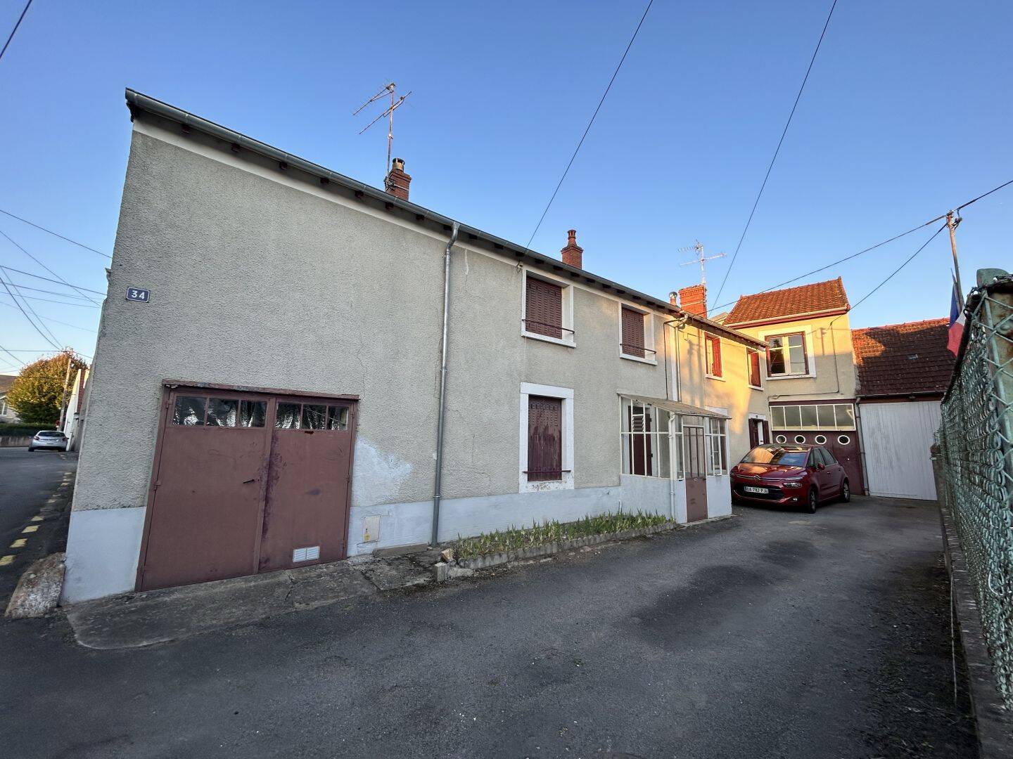 Maison 9 pièces 176 m² · à Saint-Amand-Montrond · 175,5 m² · 70 990 €