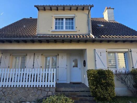 Maison à vendre 225 000 € 5 pièces 4 chambres 144 m² 700 m² de terrain Lafeuillade-en-Vézie 15130