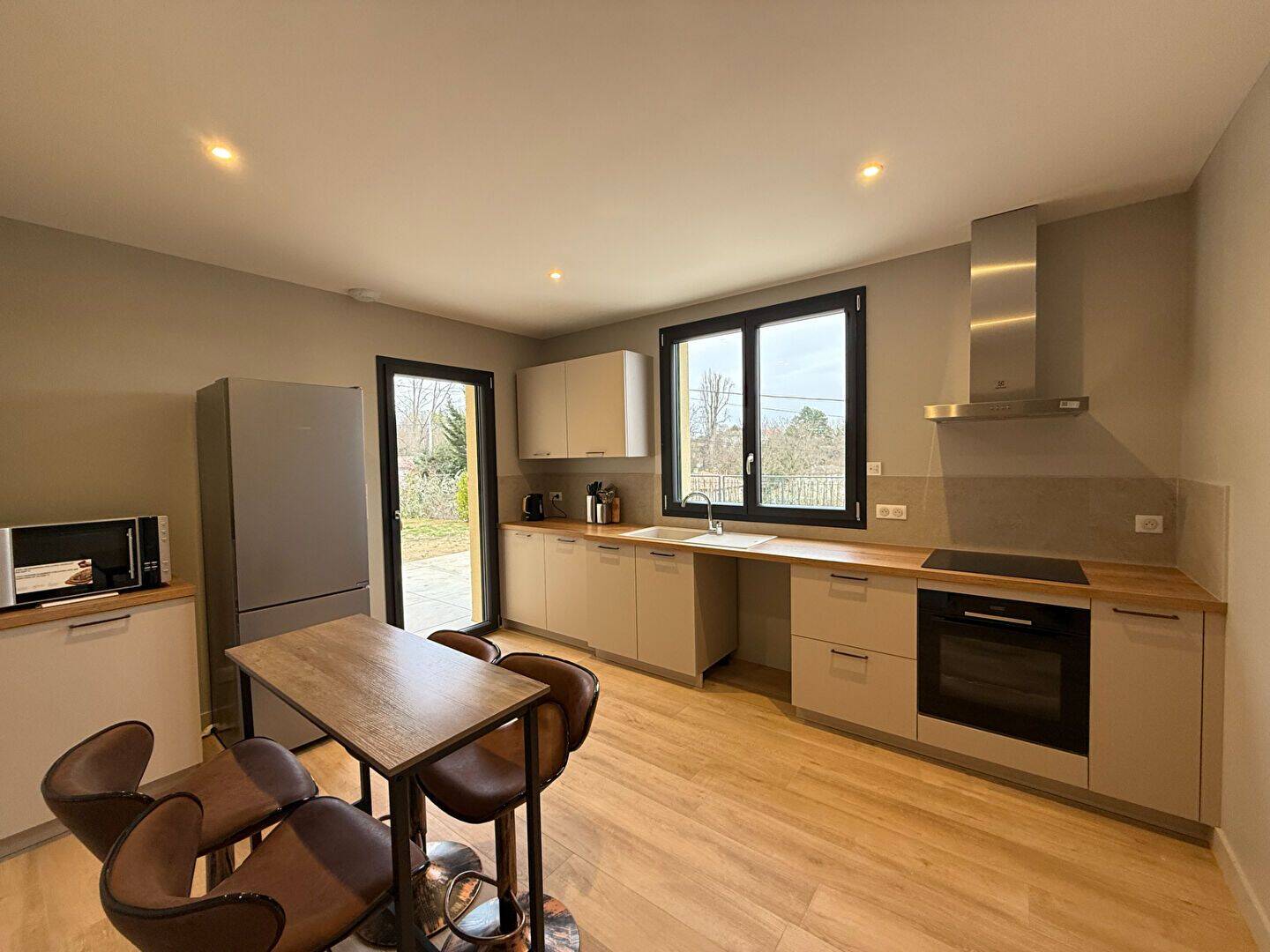 Maison 5 pièces 140 m² · à Saint-Cyr-au-Mont-d'Or · 140,2 m² · 2 400 €/mois
