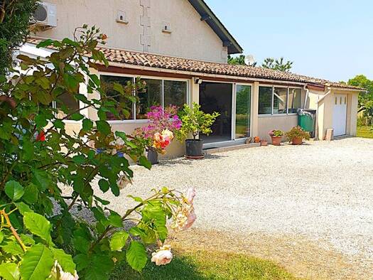 Maison à vendre 212 000 € 7 pièces 4 chambres 181 m² 3 300 m² de terrain Barbezieux-Saint-Hilaire 16300