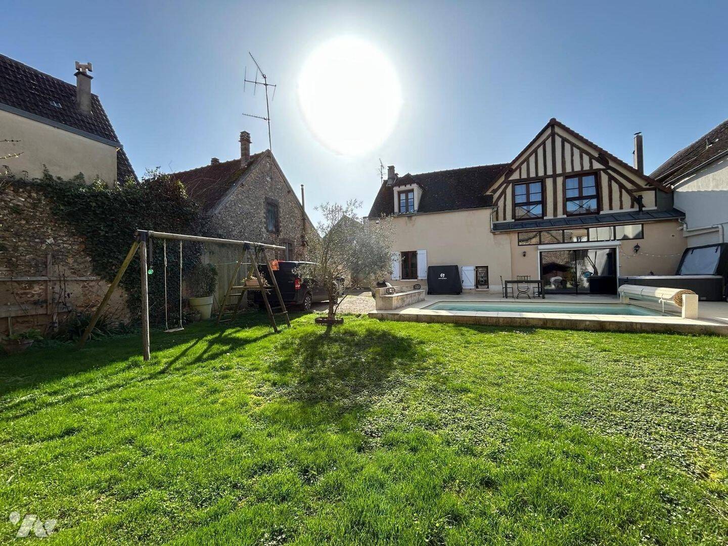 Maison 9 pièces 408 m² · à Villeneuve-sur-Yonne · 408 m² · 398 000 €