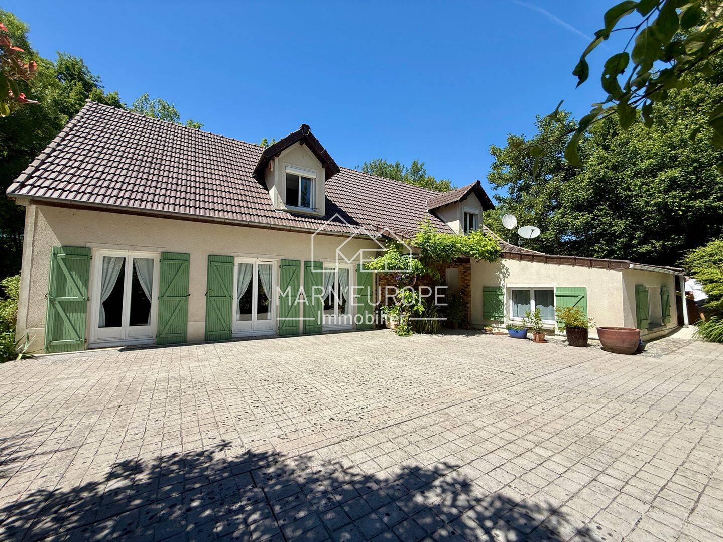 Maison 8 pièces 200 m² · à Crécy-la-Chapelle · 200 m² · 990 000 €