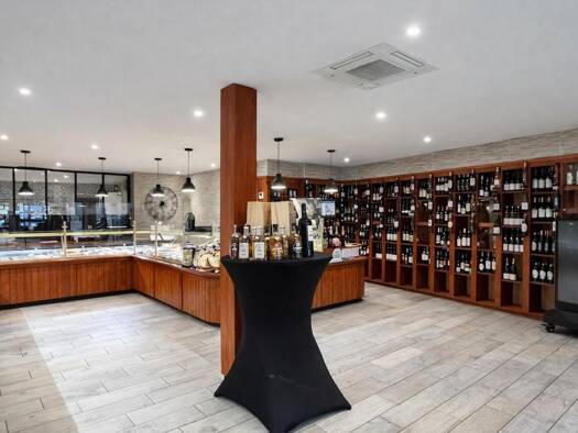 Activités diverses à vendre Fonds de commerce 215 200 € 180 m² de surface de vente Ronce-Les-Bains La Tremblade 17390