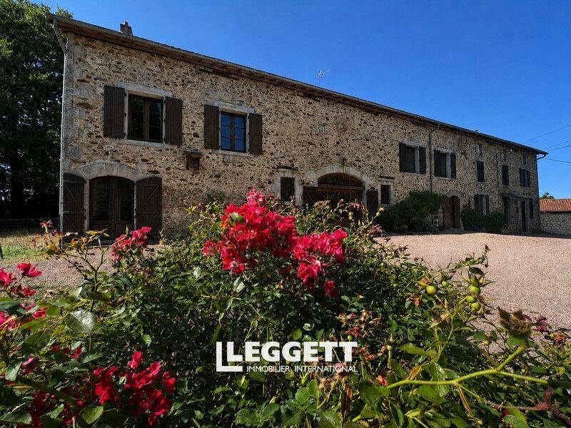 Maison 14 pièces 744 m² · à Les Salles-Lavauguyon · 744 m² · 600 000 €