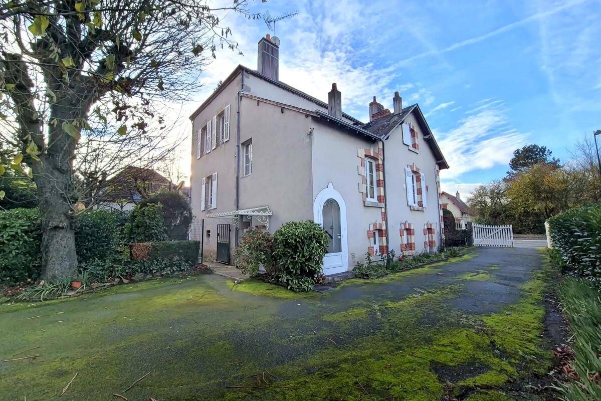 Maison 7 pièces 300 m² · à Montgivray · 300 m² · 399 000 €