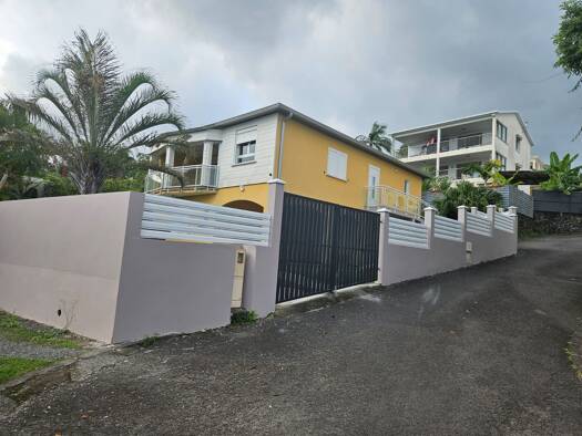 Maison à louer 1 550 € 4 pièces 3 chambres 105 m² 480 m² de terrain Le Tampon 97430