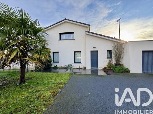 Maison à vendre 380 000 € 5 pièces 3 chambres 148 m² 969 m² de terrain Souche Niort 79000