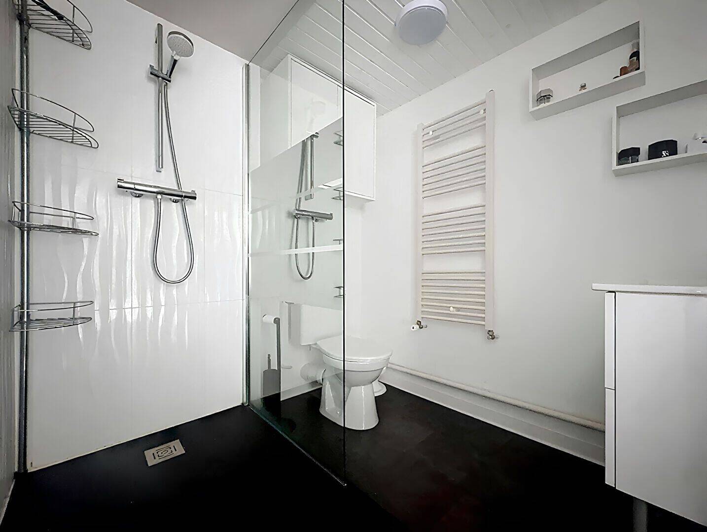 Maison rénovée avec dépendances. — 12