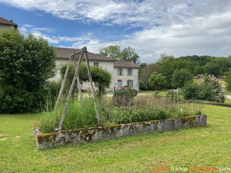 Maison 10 pièces 231 m² · à Rochechouart · 231 m² · 255 000 €