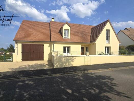 Maison à vendre 287 900 € 7 pièces 4 chambres 147 m² 677 m² de terrain La Bazoge 72650