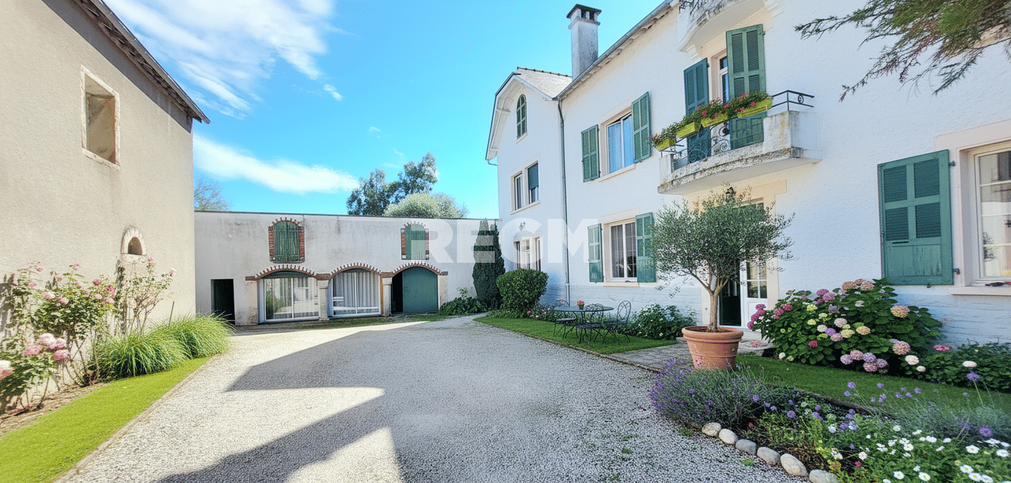 Maison 11 pièces 383 m² · à Meillon · 383 m² · 430 000 €