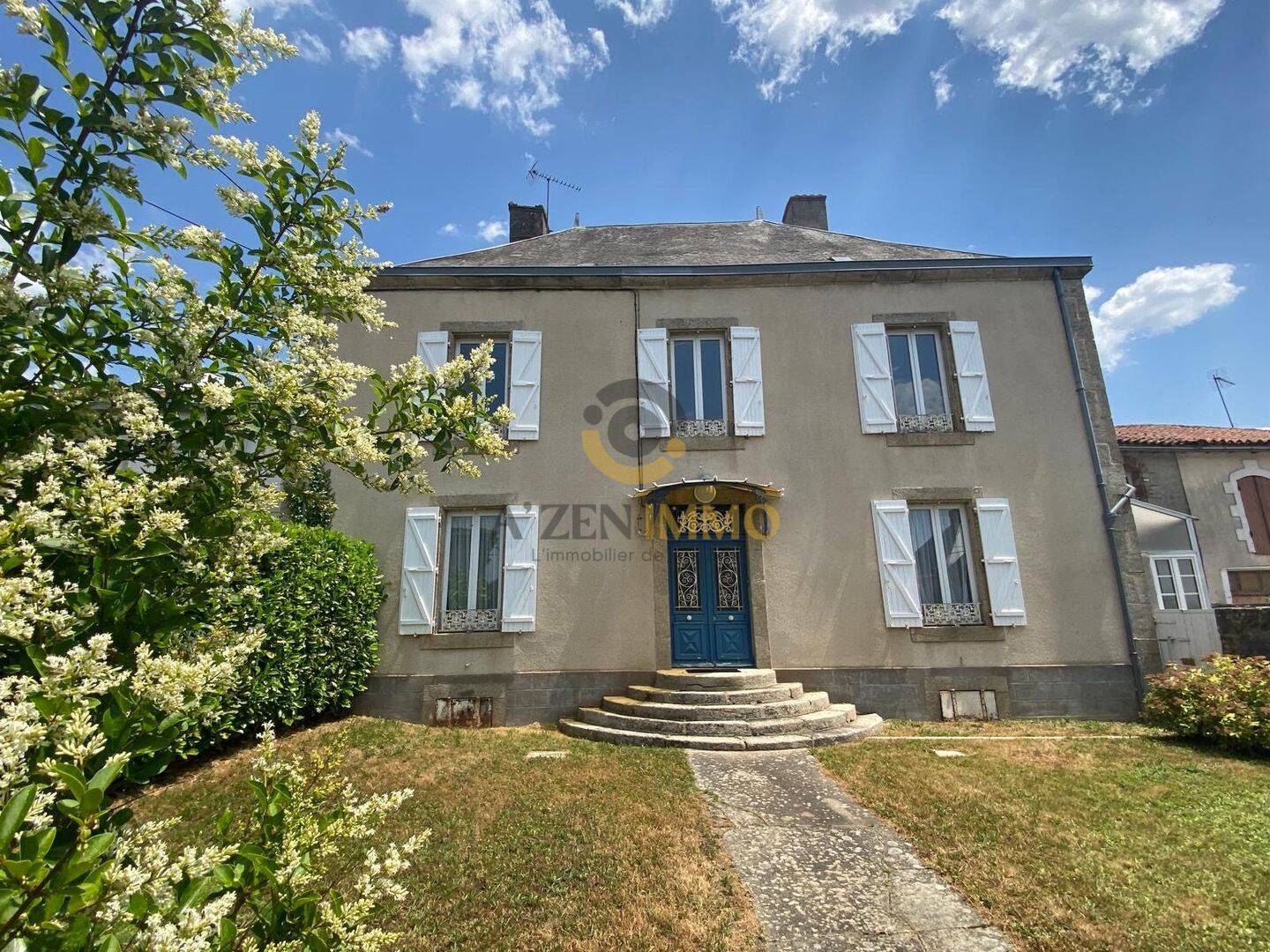 Maison 8 pièces 258 m² · à Secondigny · 258 m² · 138 000 €