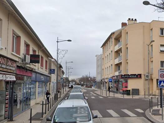 Local commercial à vendre 650 000 € 280 m² de surface de vente Mi Plaine-Manissieux-Village Saint-Priest 69800