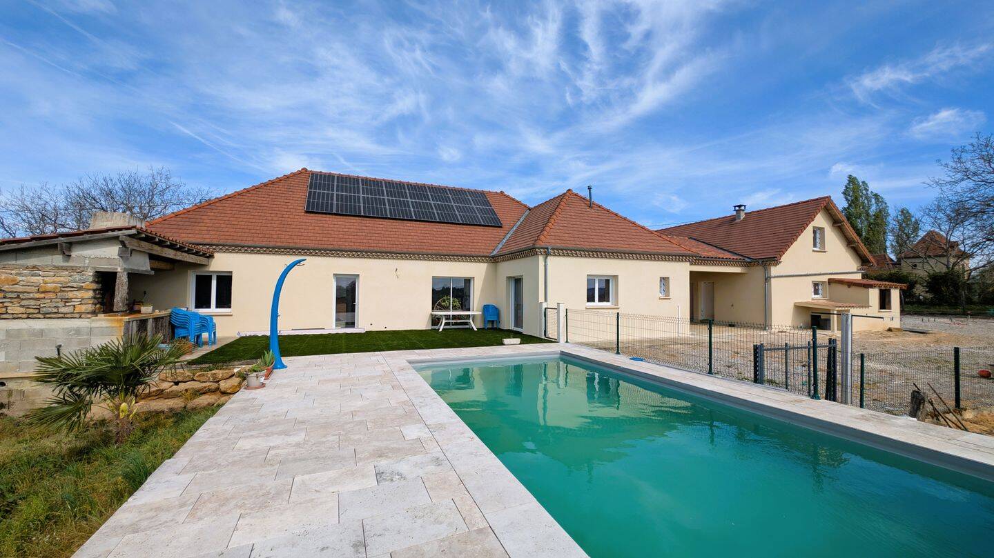 Maison en position dominante avec piscine, dépendance et jardin
