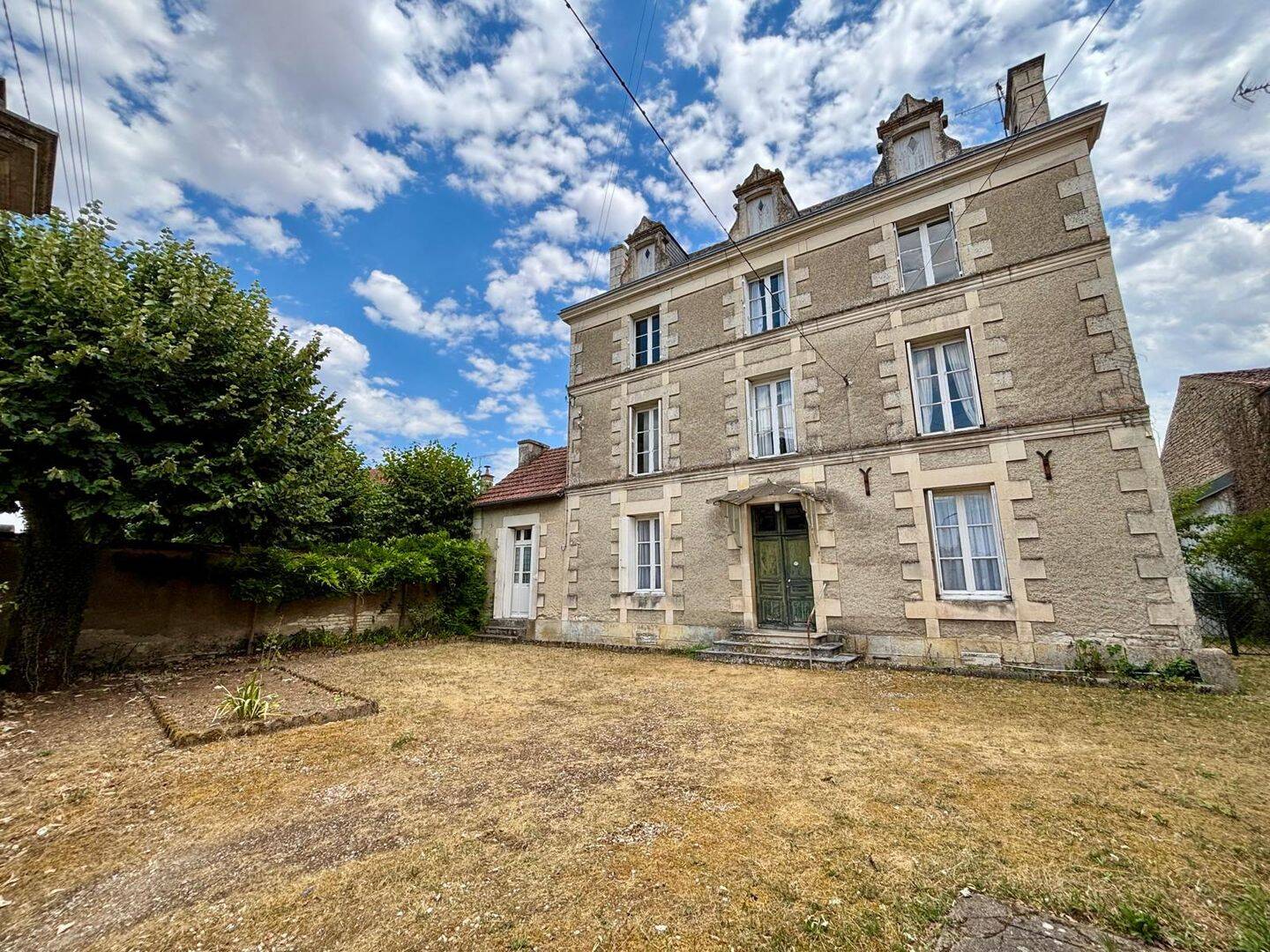 Maison 5 pièces 157 m² · à Neuville-de-Poitou · 156,9 m² · 263 900 €