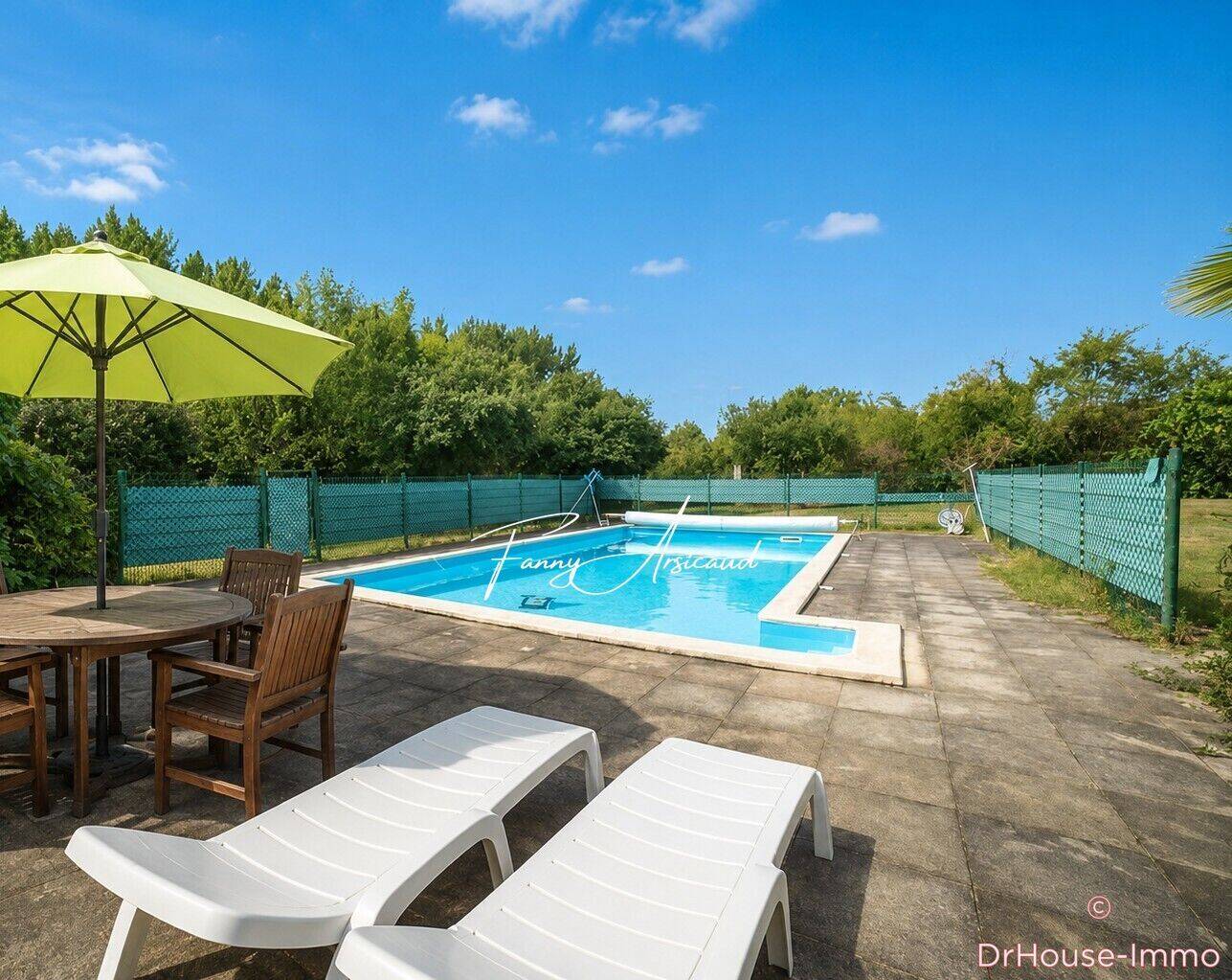 Maison 8 pièces 310 m² · à Les Velluire-sur-Vendée · 310 m² · 299 990 €