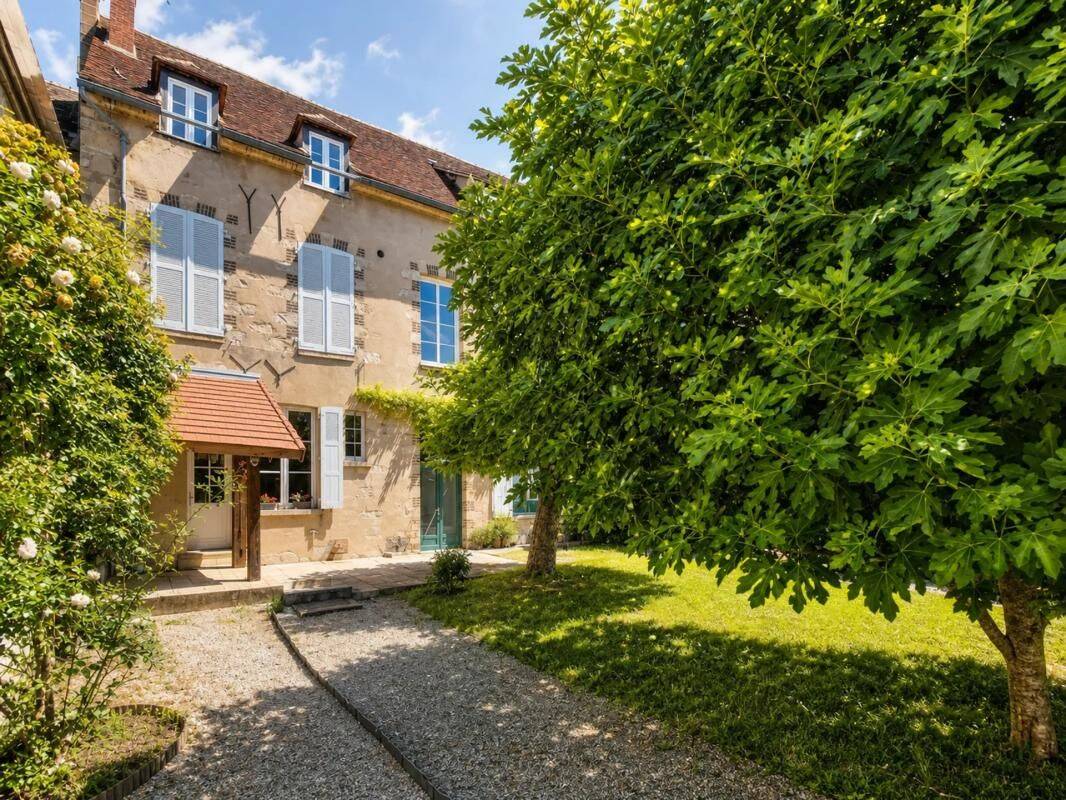 Maison 10 pièces 319 m² · à Villeneuve-sur-Yonne · 319 m² · 749 000 €