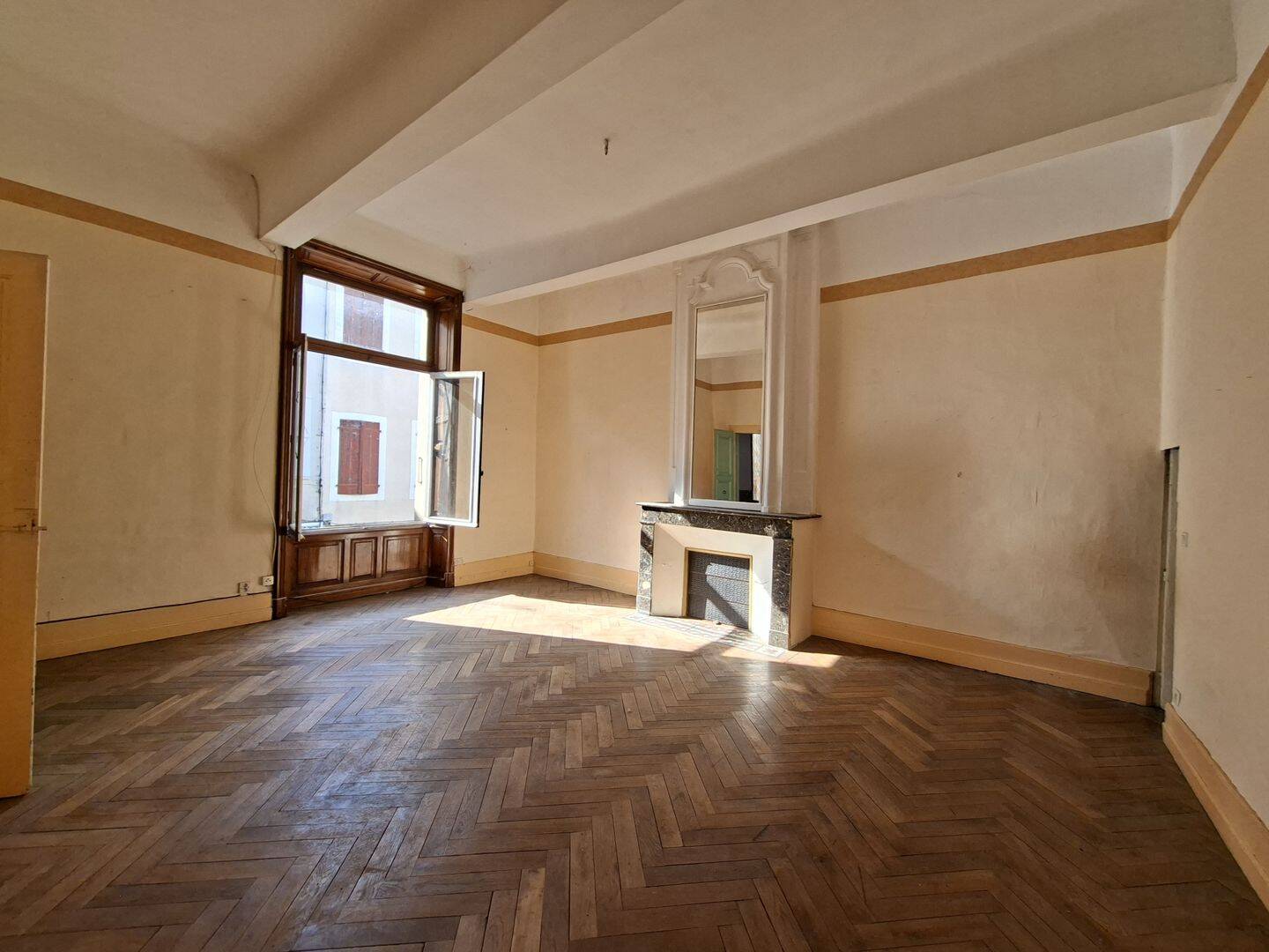Appartement 6 pièces 147 m² · à Mirande · 147 m² · 55 000 €