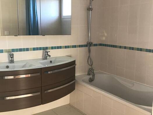 Maison à louer 2 550 € 4 pièces 3 chambres 102 m² 300 m² de terrain Moëns Prévessin-Moëns 01280