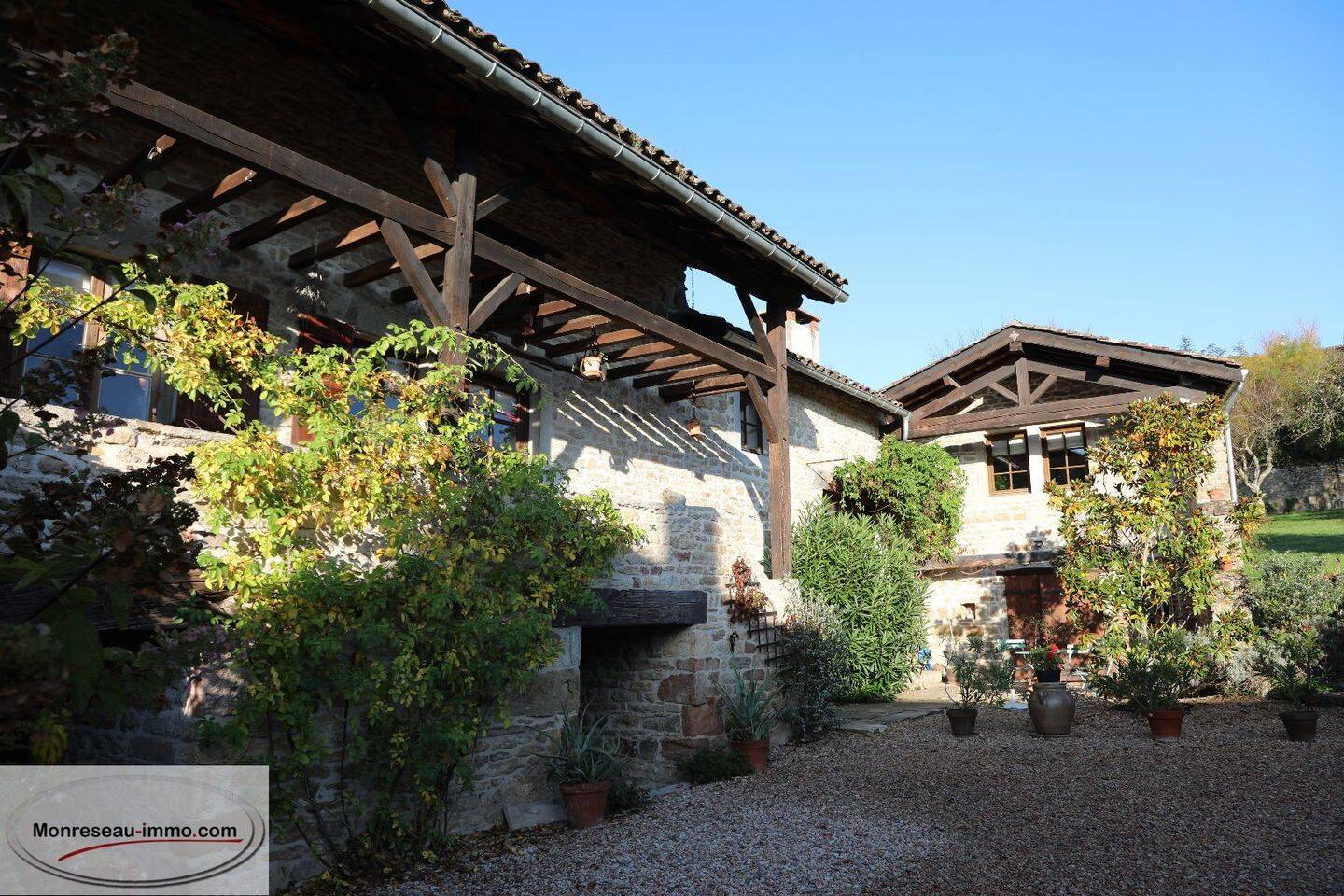 Maison 9 pièces 250 m² · à La Roche-Vineuse · 250 m² · 449 000 €