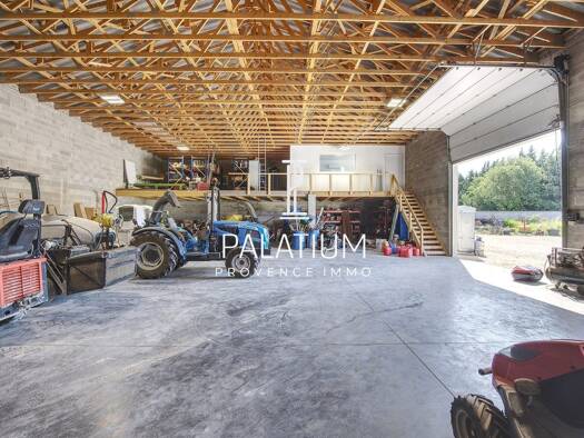 Entrepôt à vendre 1 550 000 € 500 m² d'espace de stockage Saint-Martin-de-Crau 13310