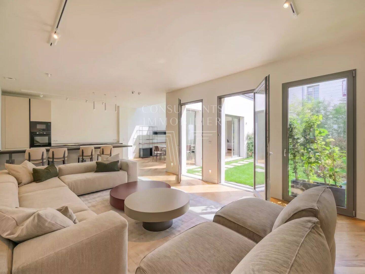 Maison 7 pièces 240 m² · à Paris 14ème Arrondissement · 239,6 m² · 9 500 €/mois