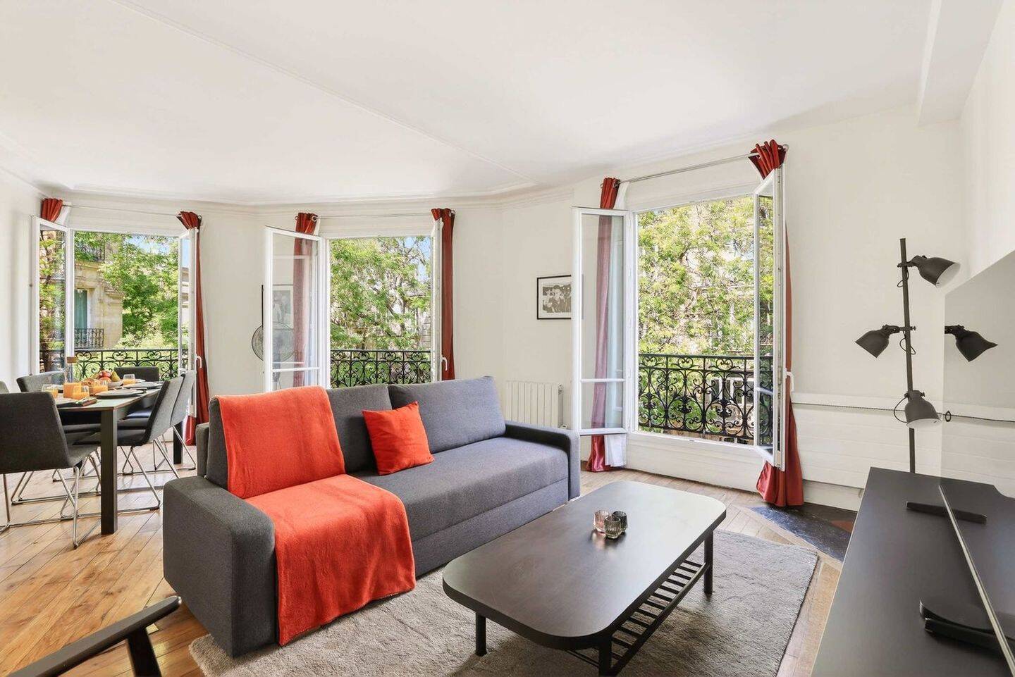 Appartement 2 pièces 54 m² · à Paris 18ème Arrondissement · 54 m² · 3 528 €