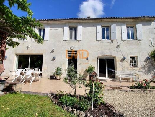 Maison à vendre 295 000 € 7 pièces 4 chambres 244 m² Salles-d'Angles 16130