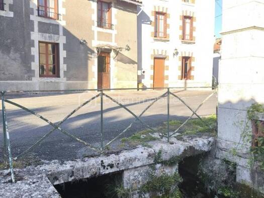 Demeure à vendre 216 000 € 12 pièces 7 chambres 199,9 m² Lizant 86400