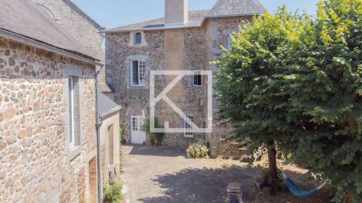 Maison 10 pièces 220 m² · à Argentonnay · 220 m² · 325 000 €