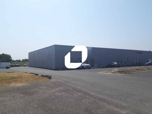 Local d'activités à louer 3 943 € 728 m² d'espace de stockage Nord Est Saint-André-de-Cubzac 33240