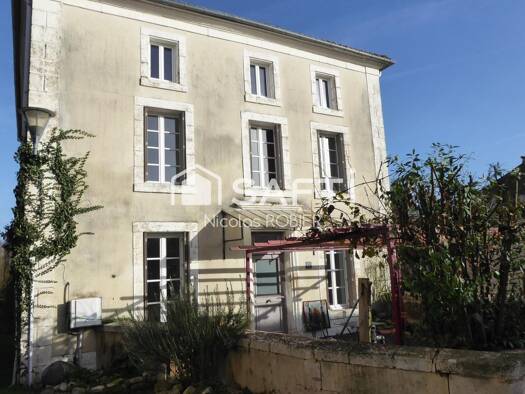 Maison à vendre 219 900 € 6 pièces 5 chambres 290 m² 268 m² de terrain Le Vanneau-Irleau 79270