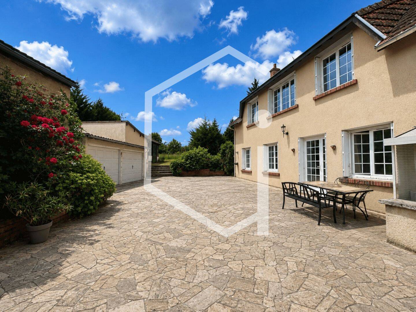 Maison 5 pièces 157 m² · à Léré · 157 m² · 147 000 €