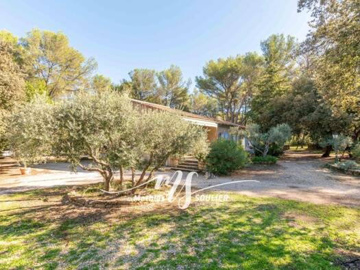 Demeure à vendre 1 990 000 € 15 pièces 12 chambres 300 m² 14 091 m² de terrain Grans 13450