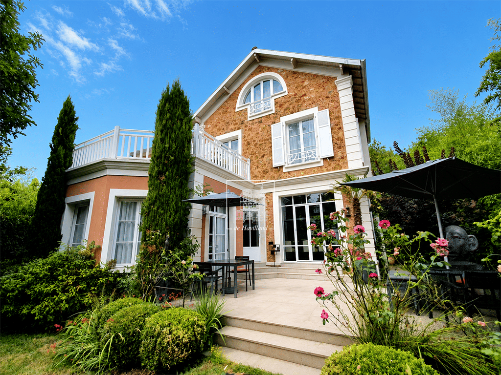 Maison 8 pièces 206 m² · à Vaucresson · 206 m² · 6 140 €
