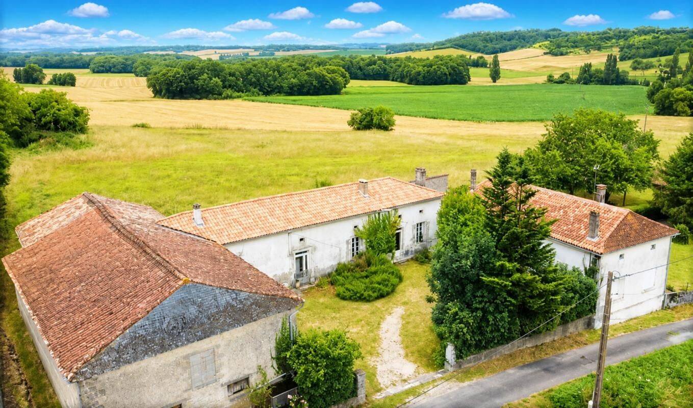 Maison 9 pièces 186 m² · à Brie-sous-Chalais · 186 m² · 199 500 €