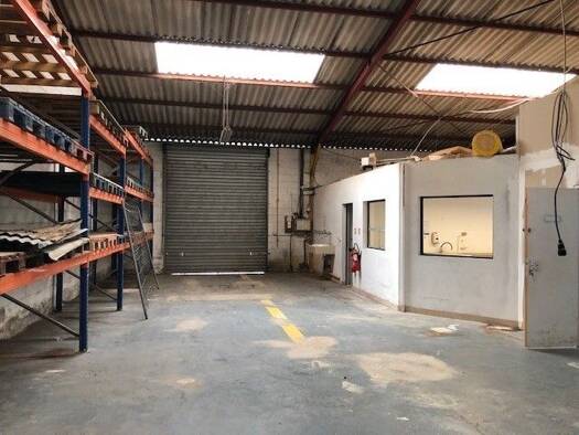 Local d'activités à louer 1 470 € 400 m² d'espace de stockage La Ville-aux-Dames 37700