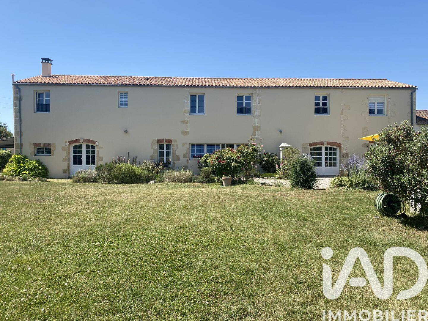 Maison 6 pièces 235 m² · à Saint-Pierre-la-Noue · 235 m² · 455 000 €