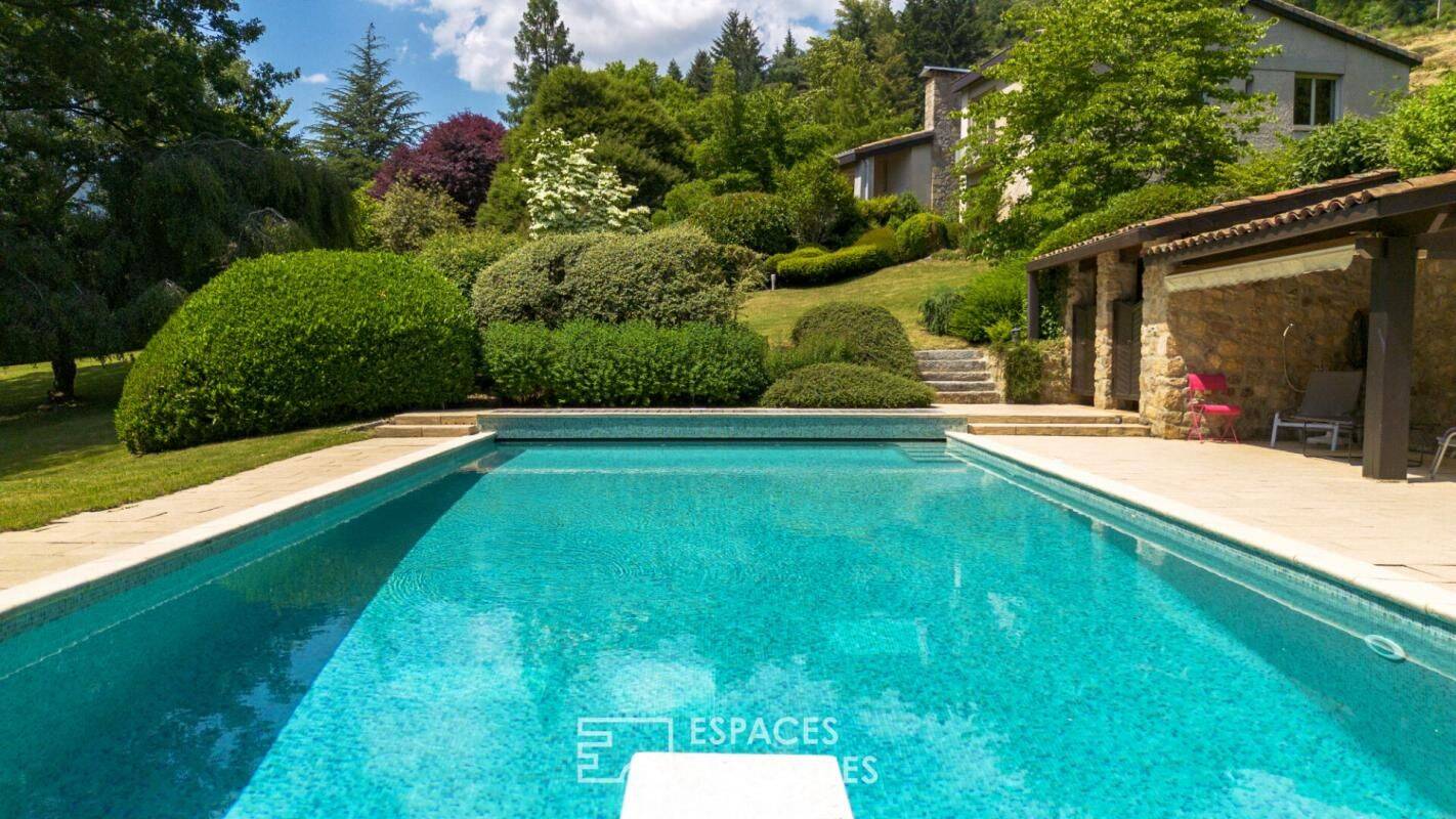 Maison 12 pièces 328 m² · à Le Cheylard · 328 m² · 560 000 €